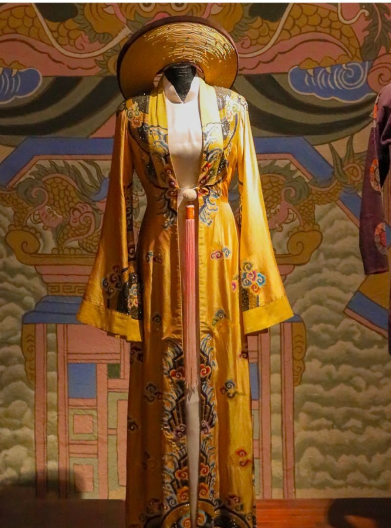 Robe en soie dorée brodée de dragons et de phénix, costume de cour de la dynastie Nguyen exposé au musée de l'Ao Dai