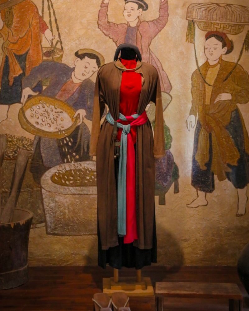 Mannequin vêtu d'un ao dai tu than à quatre pans, costume traditionnel du XVIIe siècle exposé au musée