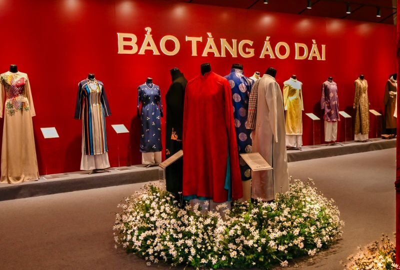 Enseigne rouge « Bảo Tàng Áo Dài » à l'entrée de l'exposition principale du musée