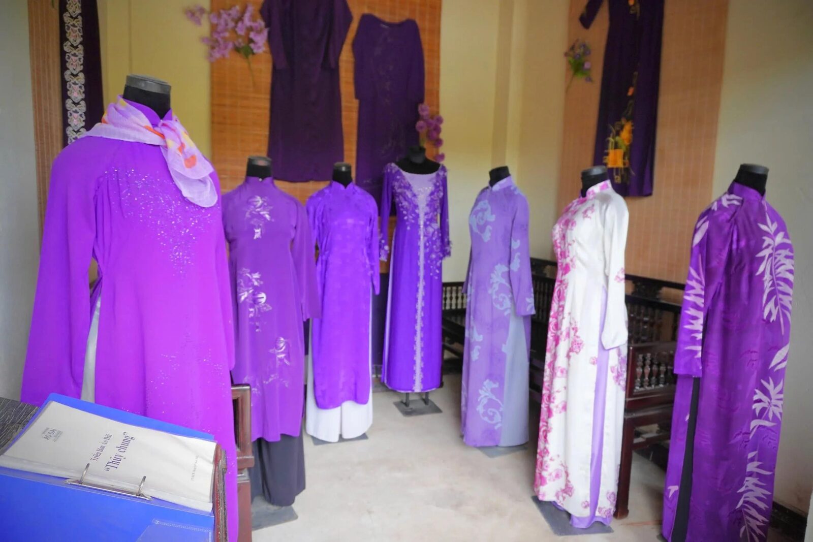 Salle d'exposition présentant une collection d'ao dai violets sur le thème de la fidélité (Thuy Chung)