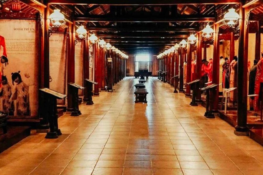 Couloir du musée de l'Ao Dai présentant des panneaux sur l'ao dai enfant et des costumes de la dynastie Nguyen