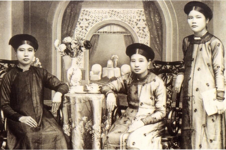 Photographie ancienne en noir et blanc de trois femmes vietnamiennes portant l'ao dai, vers 1930