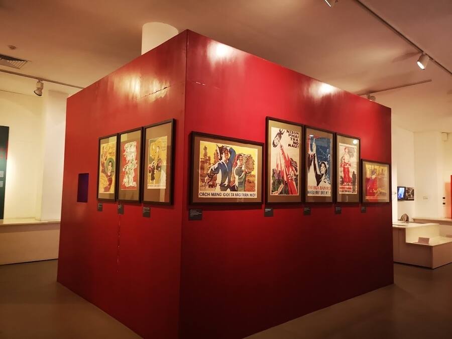 Affiches de propagande vietnamiennes exposées dans une salle du musée des Femmes du Sud Vietnam