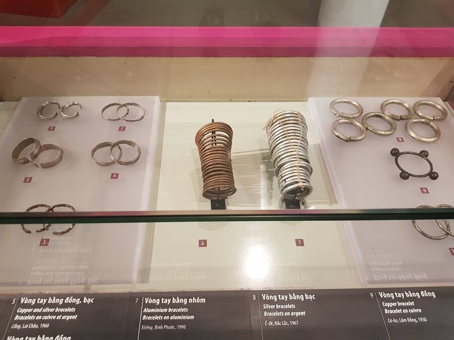 Bijoux et bracelets traditionnels des minorités ethniques du Sud Vietnam exposés au musée