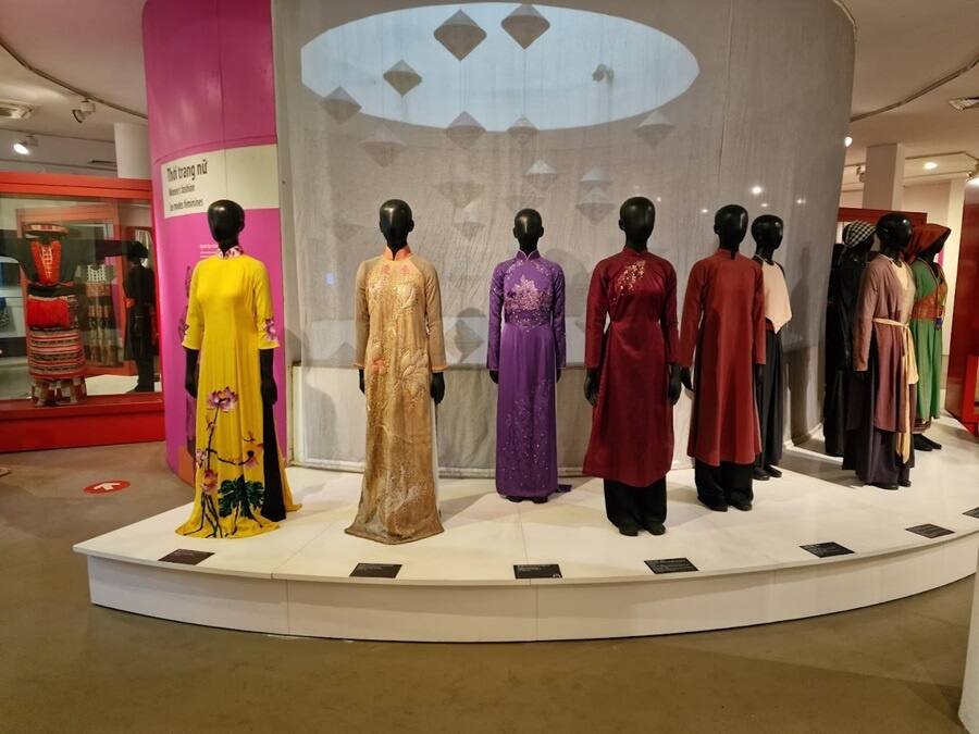 Collection d'áo dài traditionnels exposée au musée des Femmes du Sud Vietnam