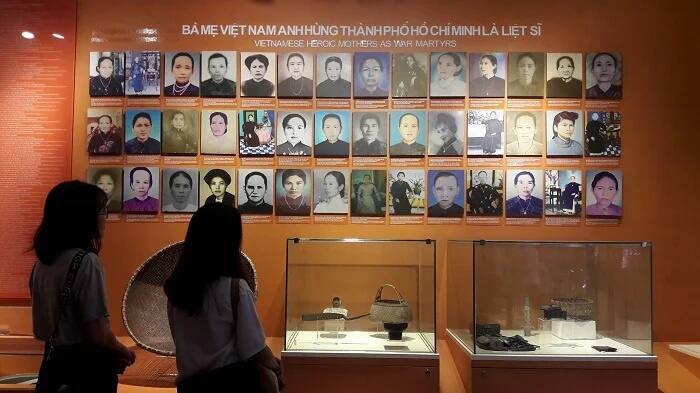 Mur de portraits de Mères vietnamiennes héroïques au musée des Femmes du Sud Vietnam