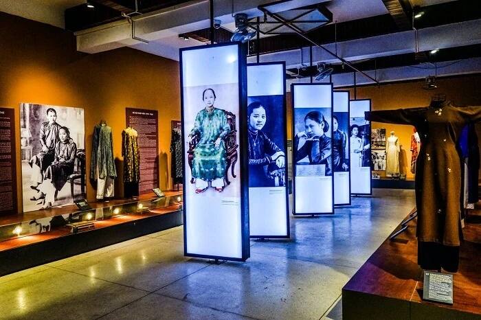 Portraits lumineux de femmes vietnamiennes en costume traditionnel au musée des Femmes du Sud Vietnam