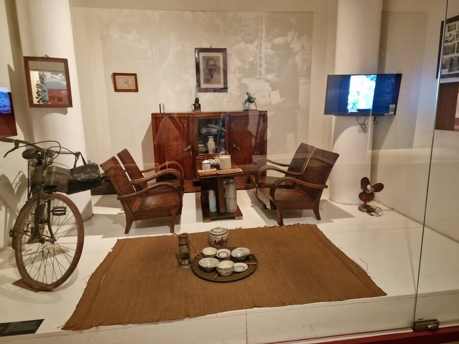 Reconstitution d'un intérieur vietnamien avec vélo ancien au musée des Femmes du Sud Vietnam