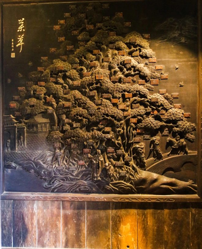 Panneau en bois sculpté représentant l'arbre de la médecine vietnamienne, musée FITO