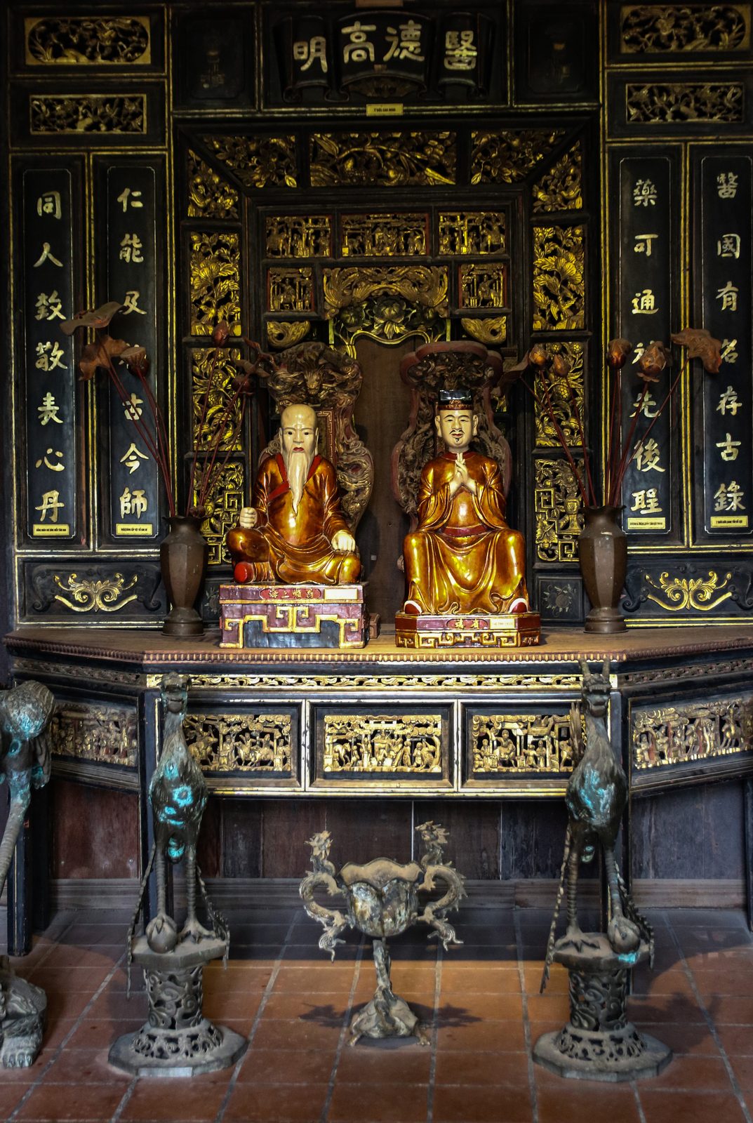 Autel doré honorant Tue Tinh et Hai Thuong Lan Ong, fondateurs de la médecine traditionnelle vietnamienne