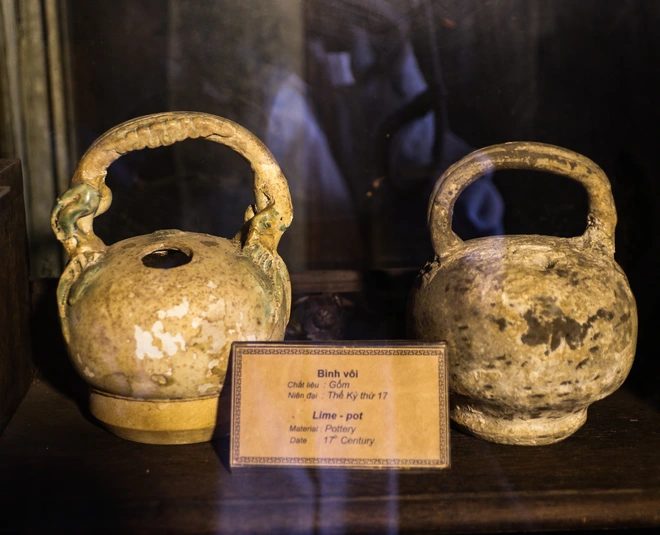 Récipients à chaux (binh voi) en bronze anciens exposés au musée FITO