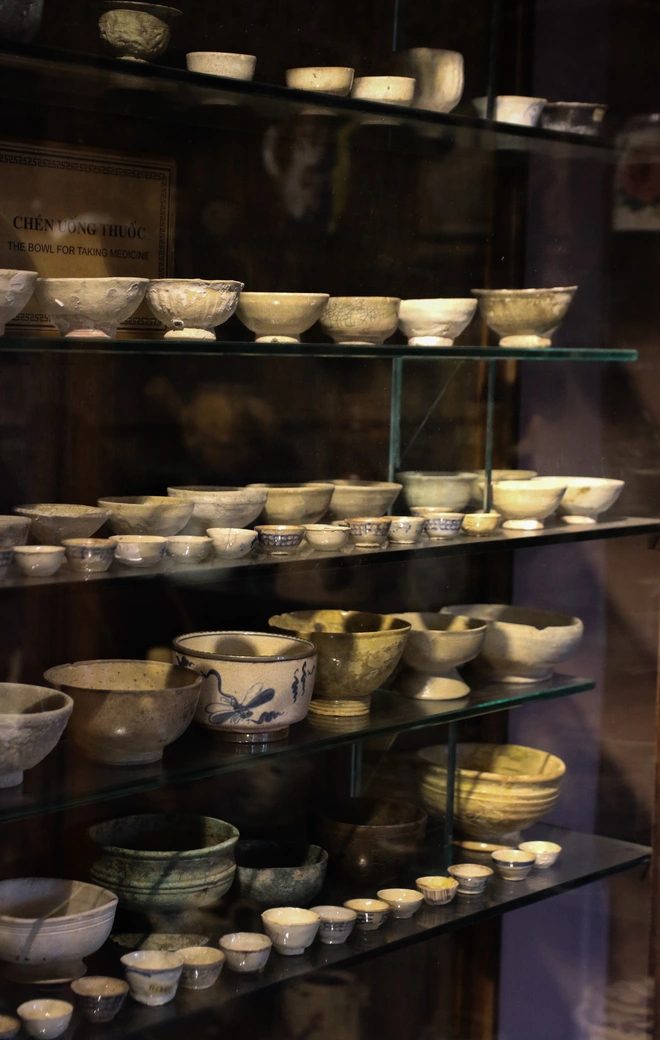 Collection de bols et tasses médicinales en céramique exposée au musée FITO
