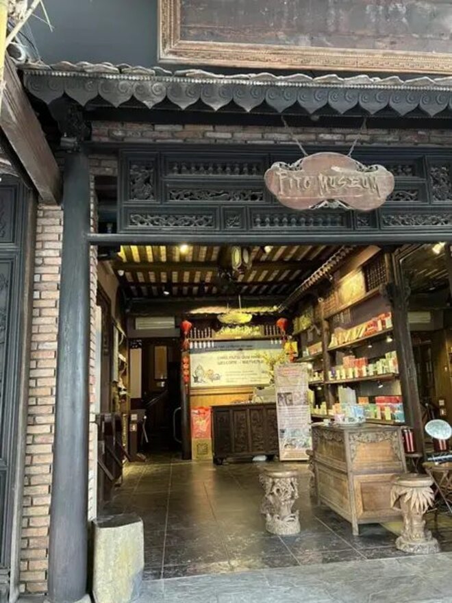 Façade en bois sculpté et entrée de la boutique du musée FITO à Ho Chi Minh-Ville