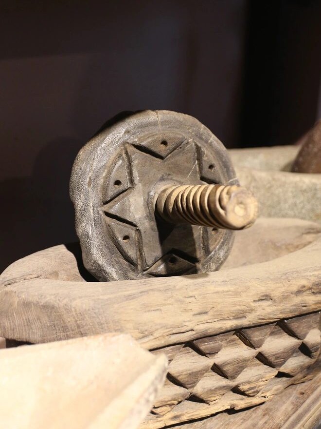 Ancien outil en bois et pierre utilisé pour broyer les remèdes traditionnels, musée FITO