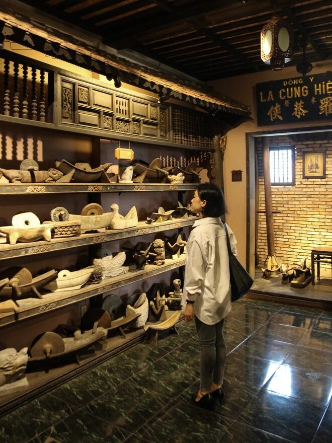 Visiteuse explorant la reconstitution d'une pharmacie chinoise du XIXe siècle au musée FITO