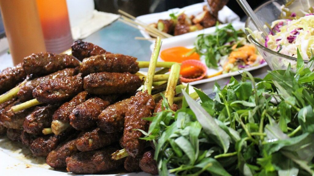 Nem bò nướng sả, brochettes de bœuf grillées à la citronnelle, spécialité du marché de Ho Thi Ky
