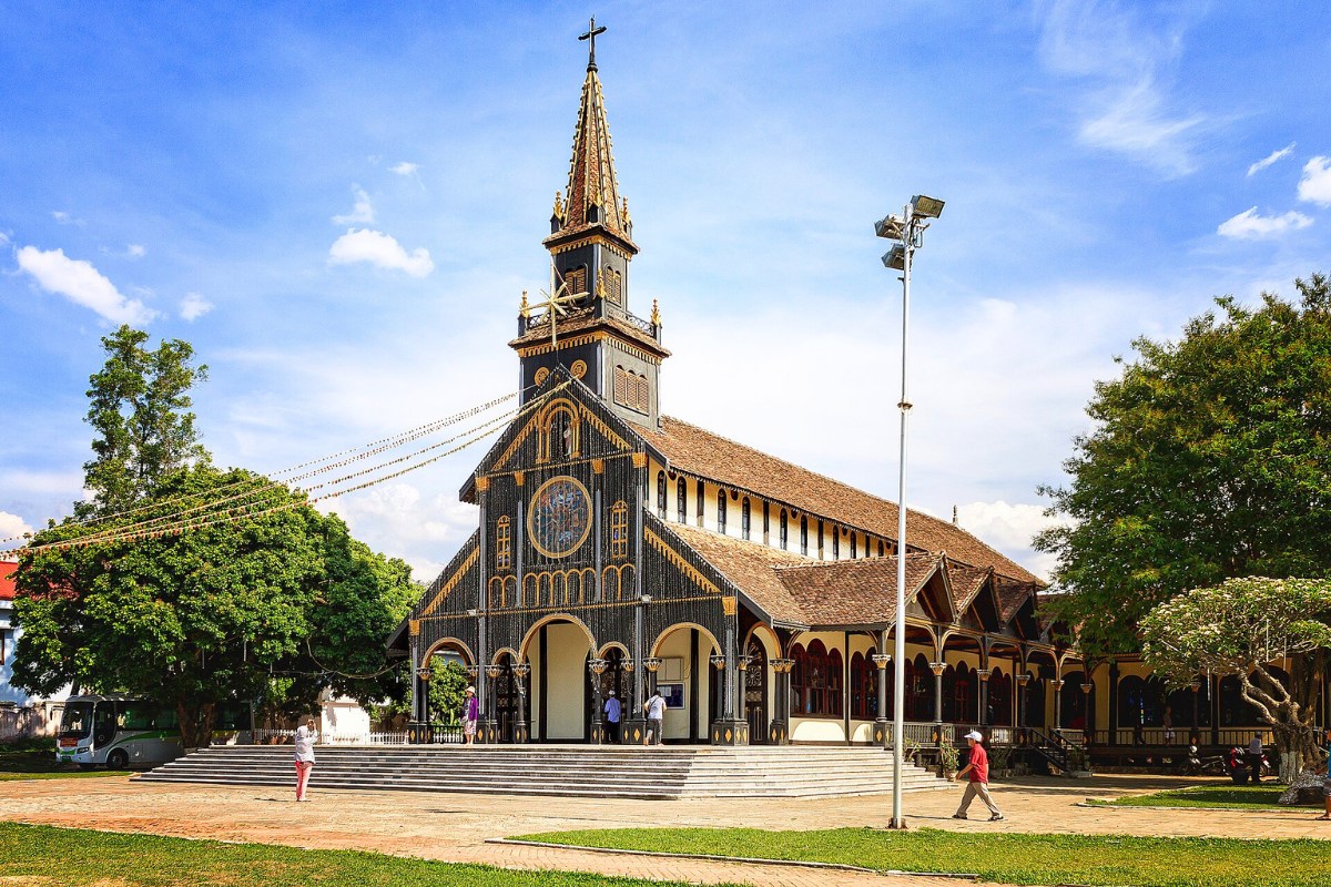 L'église en bois de Kon Tum, une architecture unique dans les hauts plateaux du Vietnam