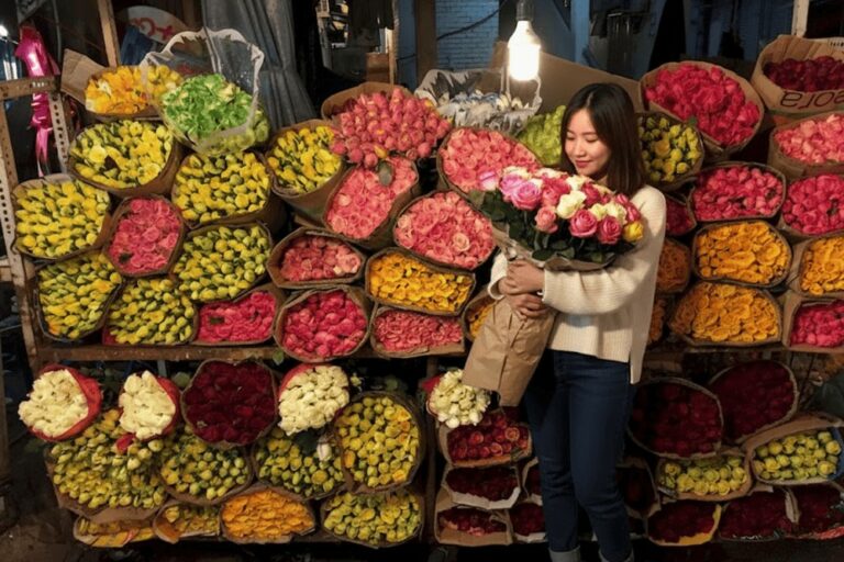 Étal débordant de roses fraîches tenu par une marchande au marché de Ho Thi Ky