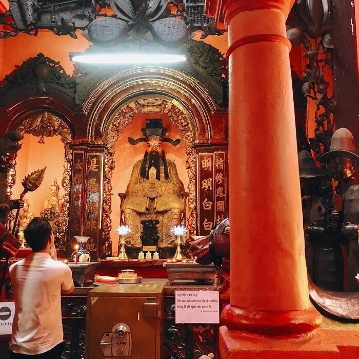 Autel richement orné près d'une colonne orange dans la Pagode de l'Empereur de Jade