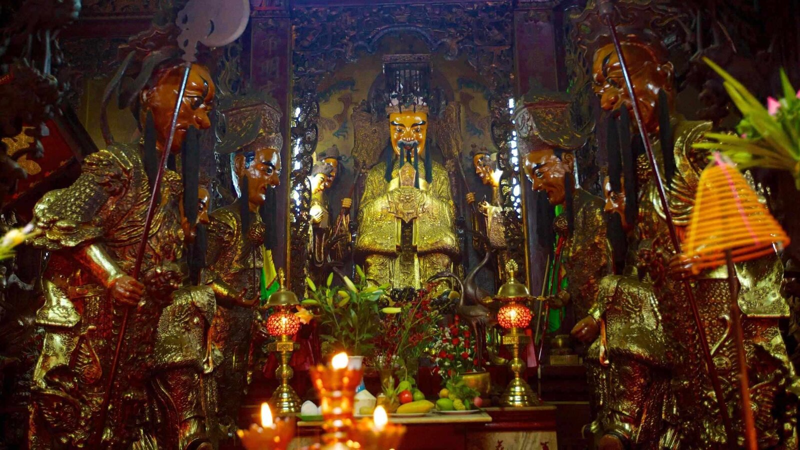 Statue de l'Empereur de Jade sur l'autel principal du temple à Saigon