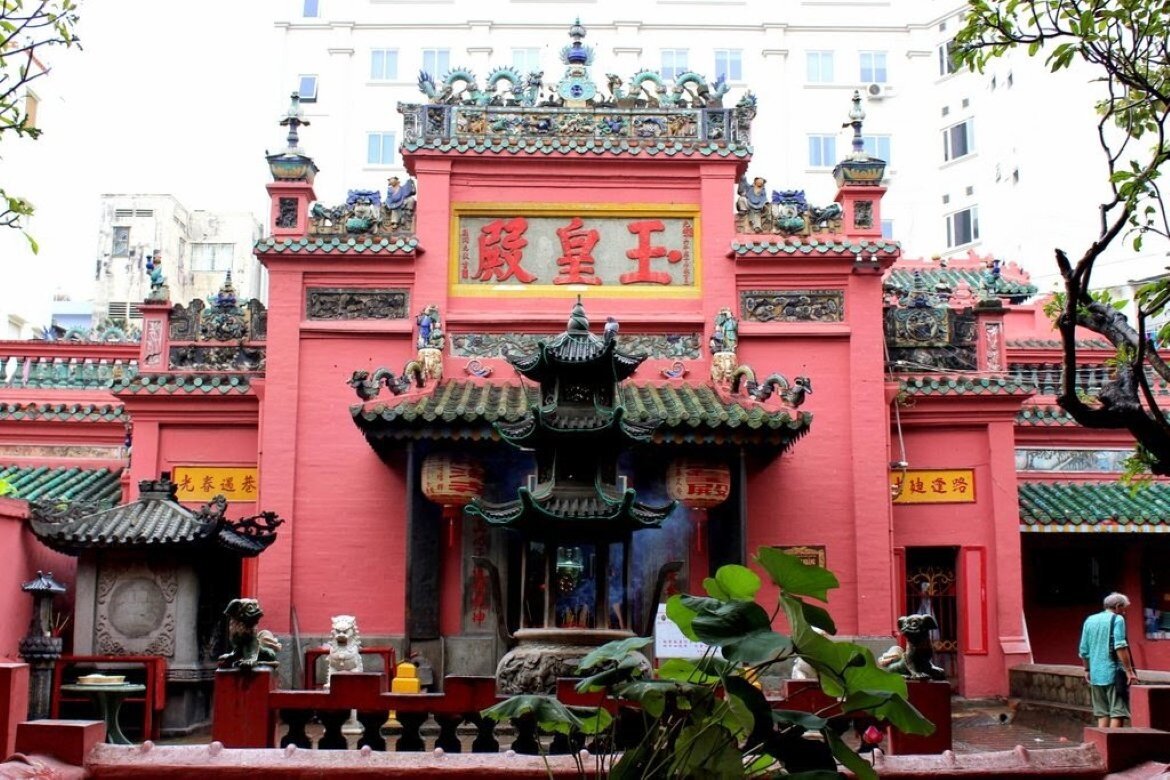 Entrée principale de la Pagode de l'Empereur de Jade à Saigon en journée