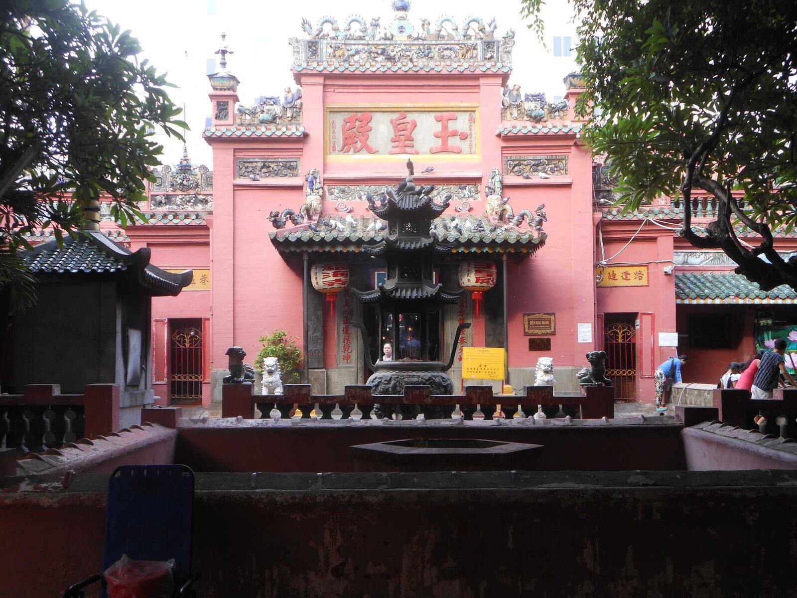 Façade rouge de la Pagode de l'Empereur de Jade à Saigon avec son portail tam quan