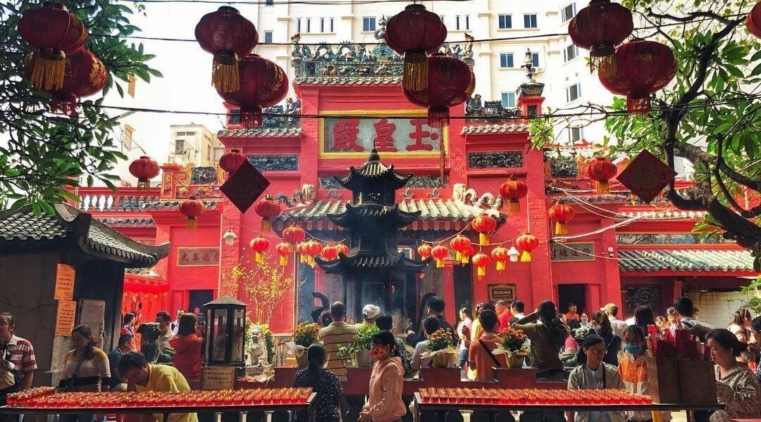 Lanternes rouges décorant la Pagode de l'Empereur de Jade lors d'une fête