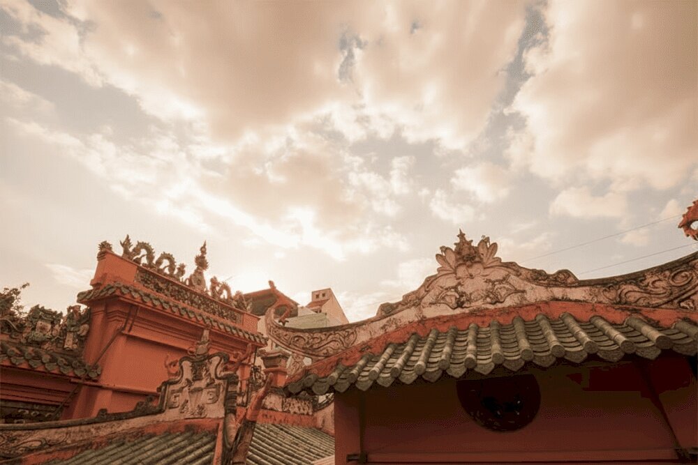 Toiture en tuiles yin-yang et statuettes en céramique de la Pagode de l'Empereur de Jade