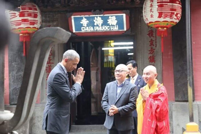 Le président américain Barack Obama en visite à la Pagode de l'Empereur de Jade le 24 mai 2016