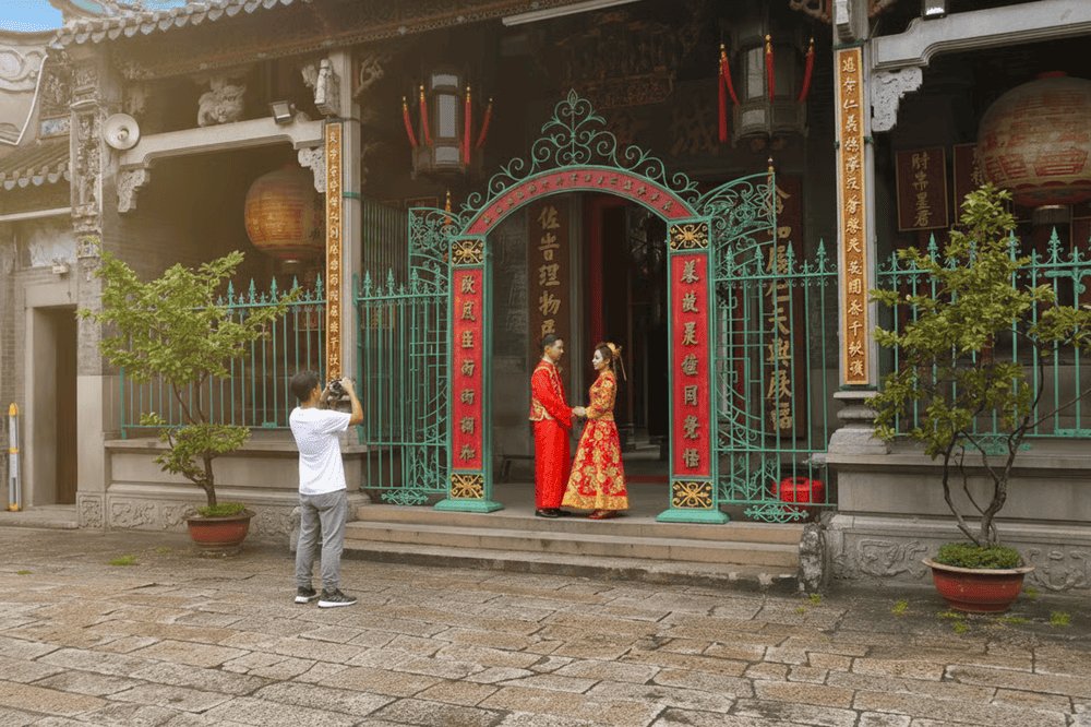 Photo en costume traditionnel chinois devant le portail de la pagode Thien Hau