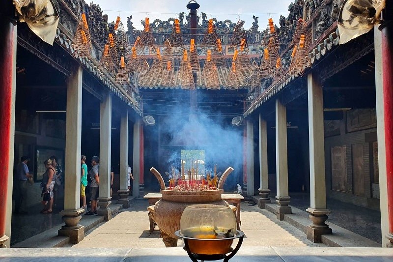 Cour intérieure Trung Dien de la pagode Thien Hau, envahie par la fumée d'encens