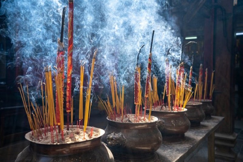Grands encensoirs de bronze fumants à l'intérieur de la pagode Thien Hau