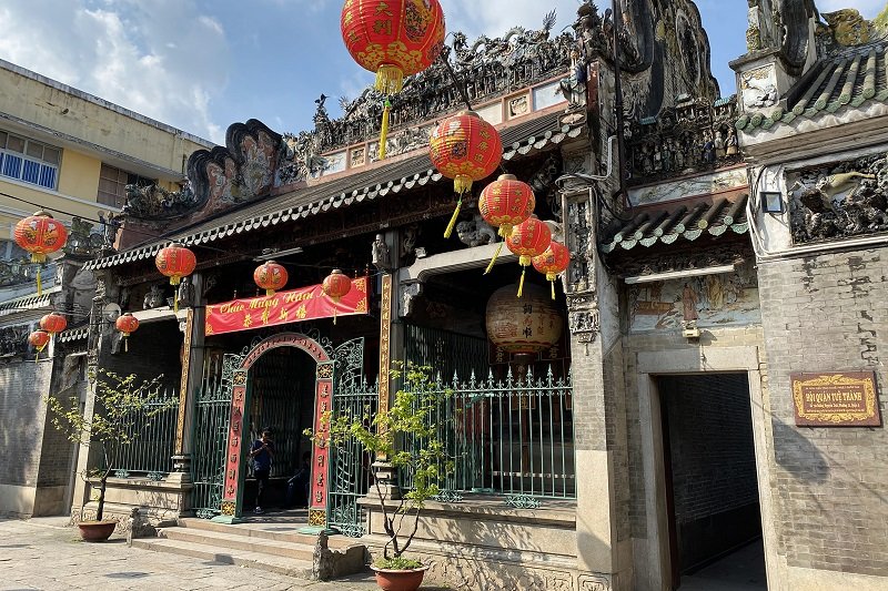 Pagode Thien Hau décorée de lanternes rouges lors des festivités