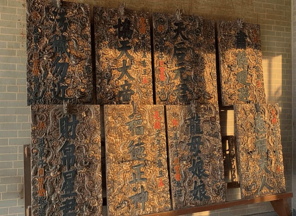 Stèles et plaques commémoratives gravées à la pagode Thien Hau