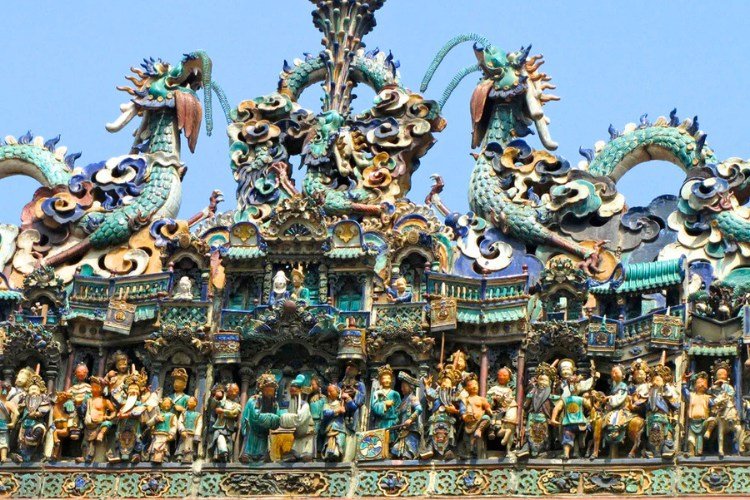 Toiture de la pagode Thien Hau ornée de dragons en céramique polychrome