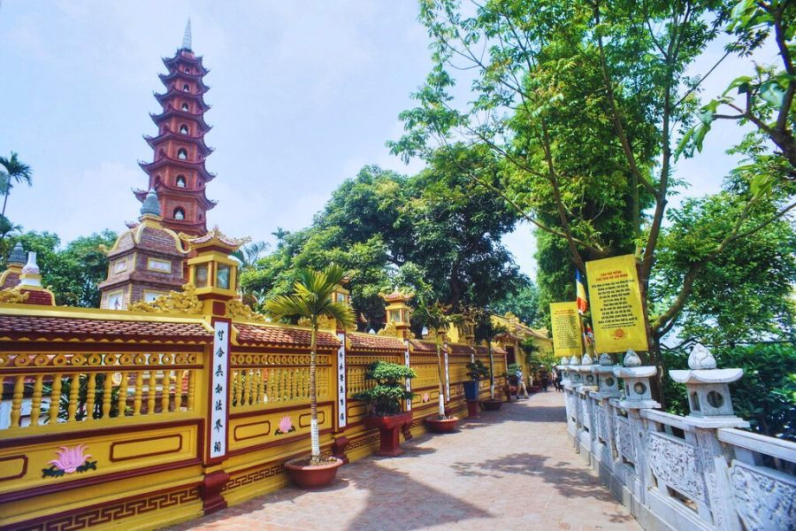 Pagode Tran Quoc sur une petite île du lac de l'Ouest à Hanoi
