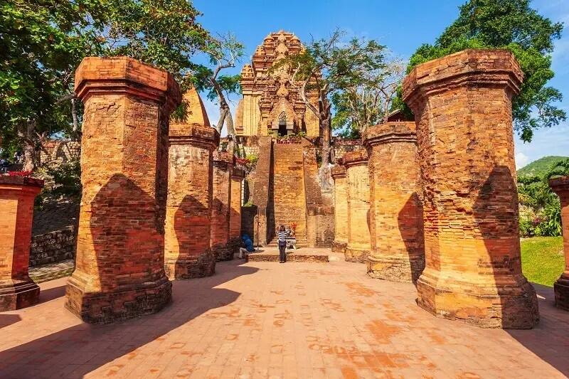 Piliers en briques du Mandapa vus depuis la colline des tours Po Nagar