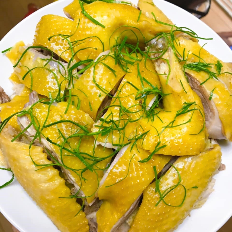 Poulet bouilli entier servi lors du repas du Têt au Vietnam
