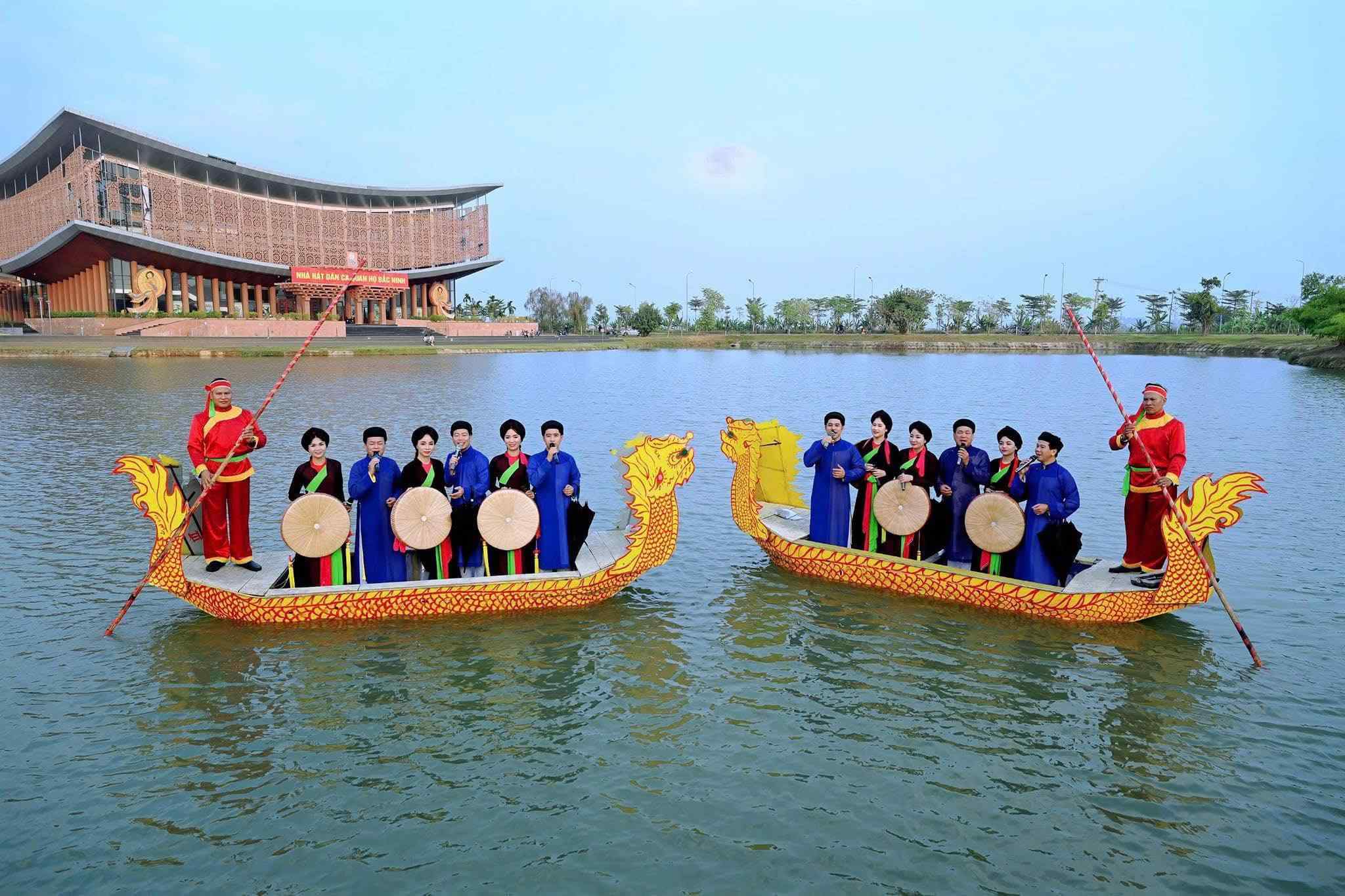 Chanteurs de quan ho à bord de barques traditionnelles à Bac Ninh