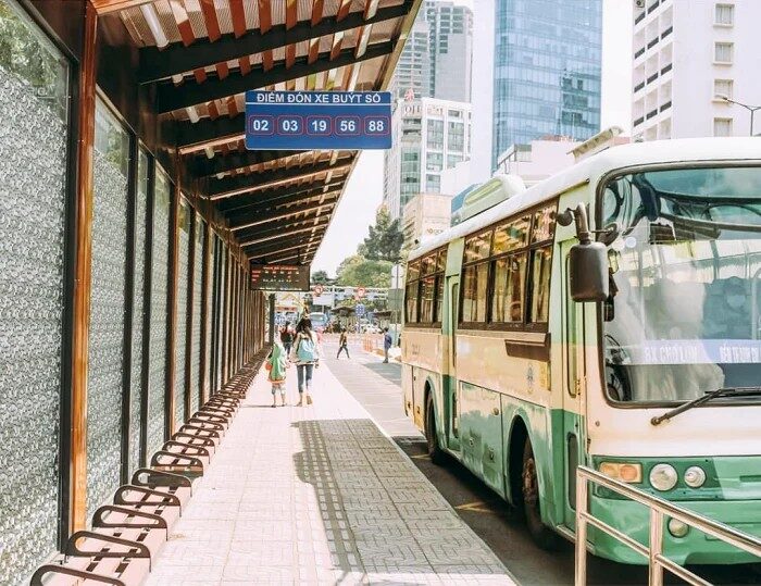 Bus public desservant le quartier de la rue pietonne Nguyen Hue