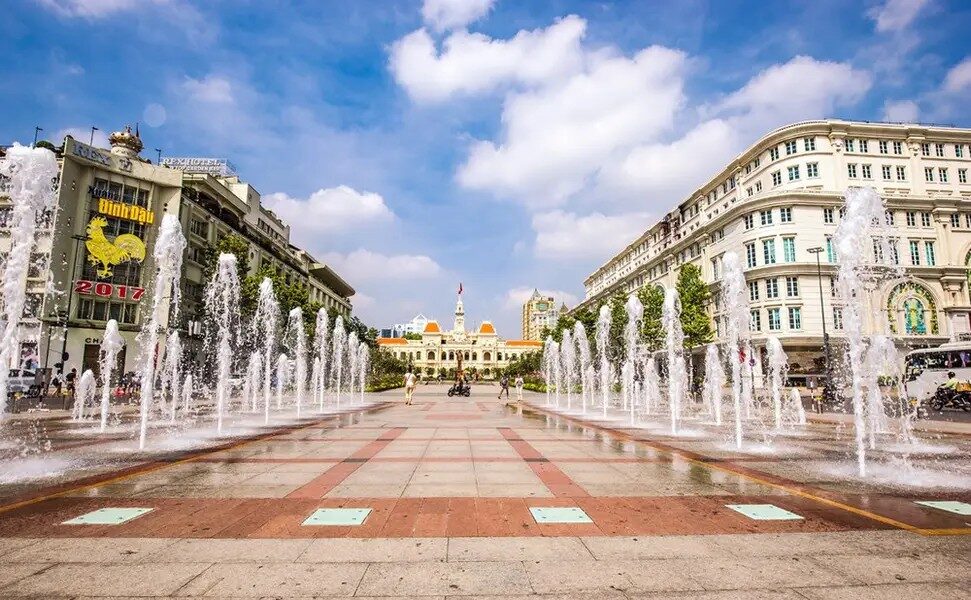 Fontaines de la rue pietonne Nguyen Hue avec l'Hotel de Ville de Ho Chi Minh-Ville en arriere-plan