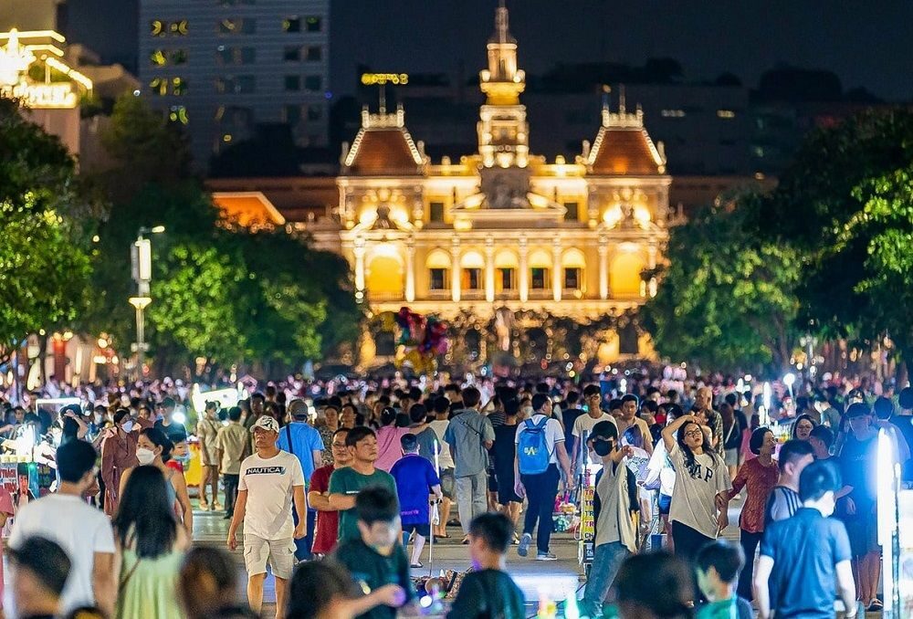Ambiance animee en soiree sur la rue pietonne Nguyen Hue