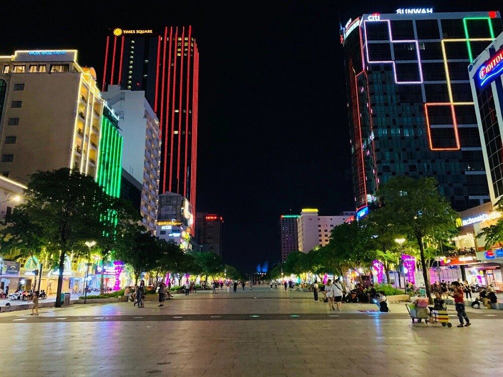 La rue pietonne Nguyen Hue illuminee la nuit avec les gratte-ciels de Ho Chi Minh-Ville