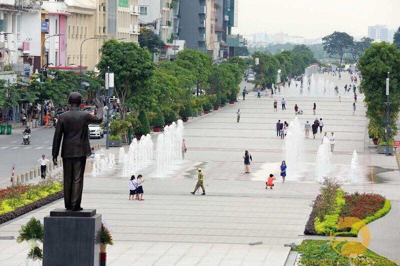 Statue du president Ho Chi Minh et fontaines sur la rue pietonne Nguyen Hue