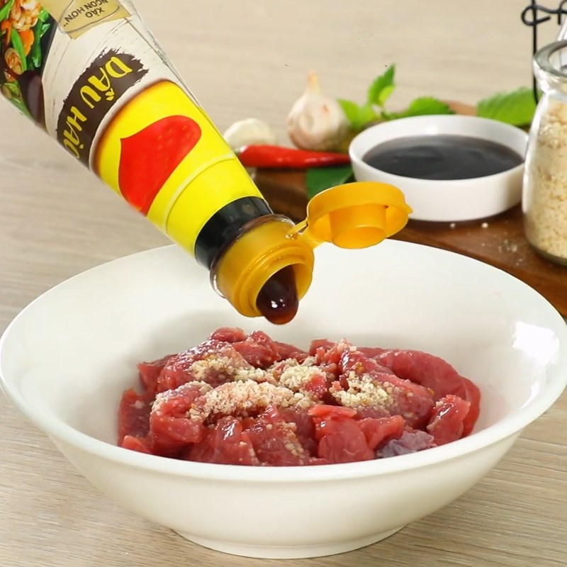 Bœuf émincé mariné avec sauce aux huîtres et ail avant la cuisson