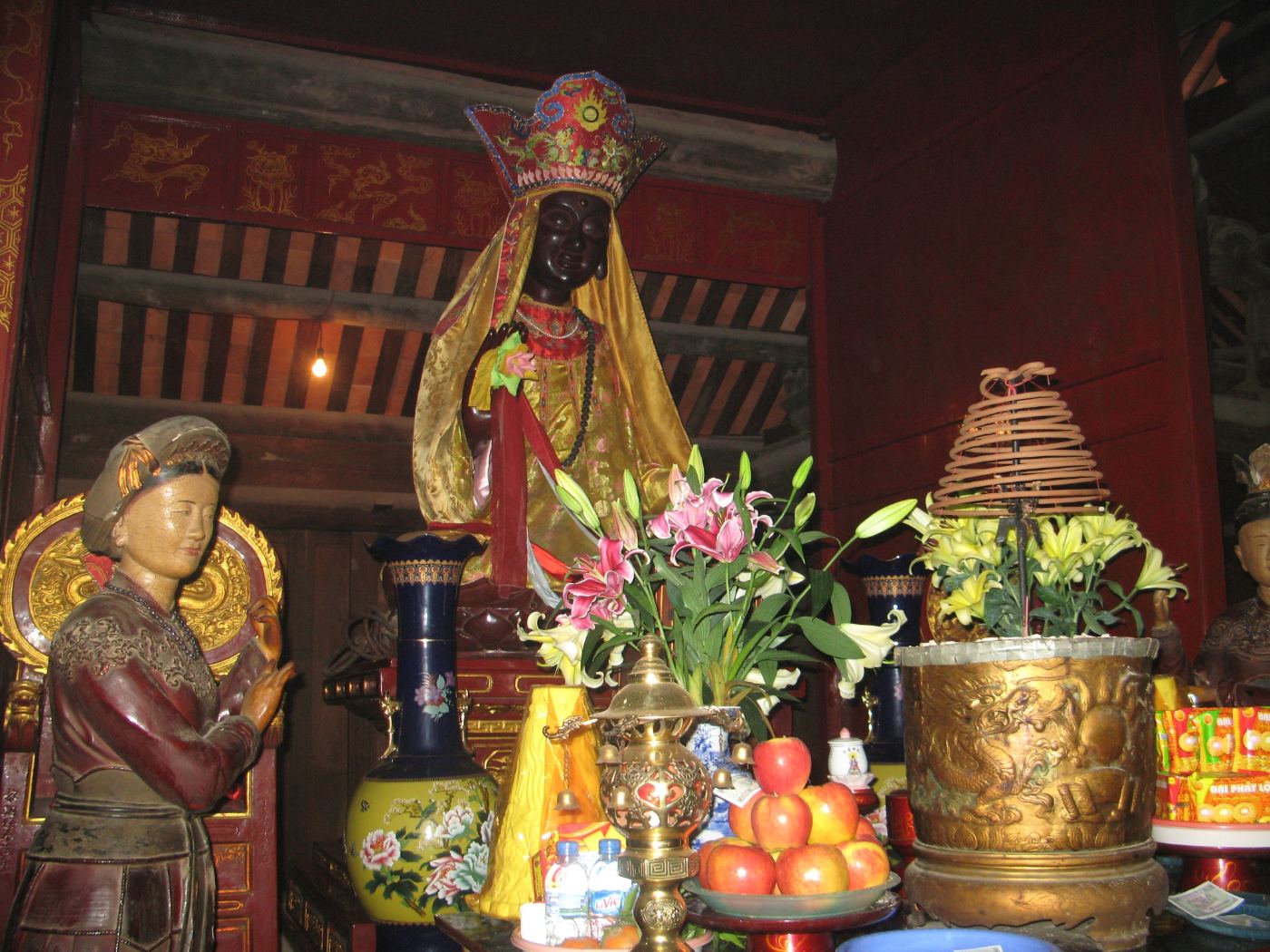 Statue de Pháp Vân, divinité du culte de la nature au Vietnam, à la pagode Dâu