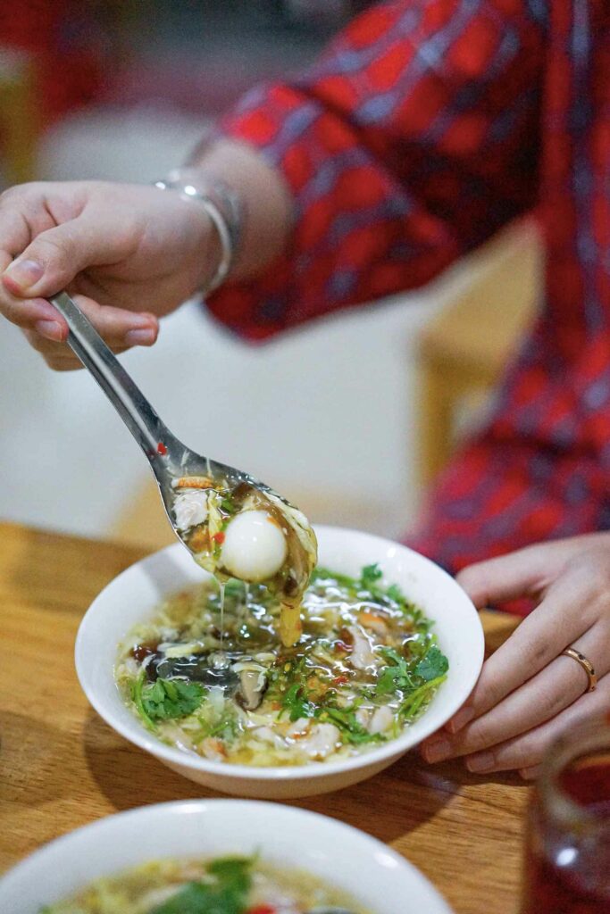 Súp cua, soupe de crabe garnie d'un œuf de caille, servie dans les gargotes du marché de Ho Thi Ky
