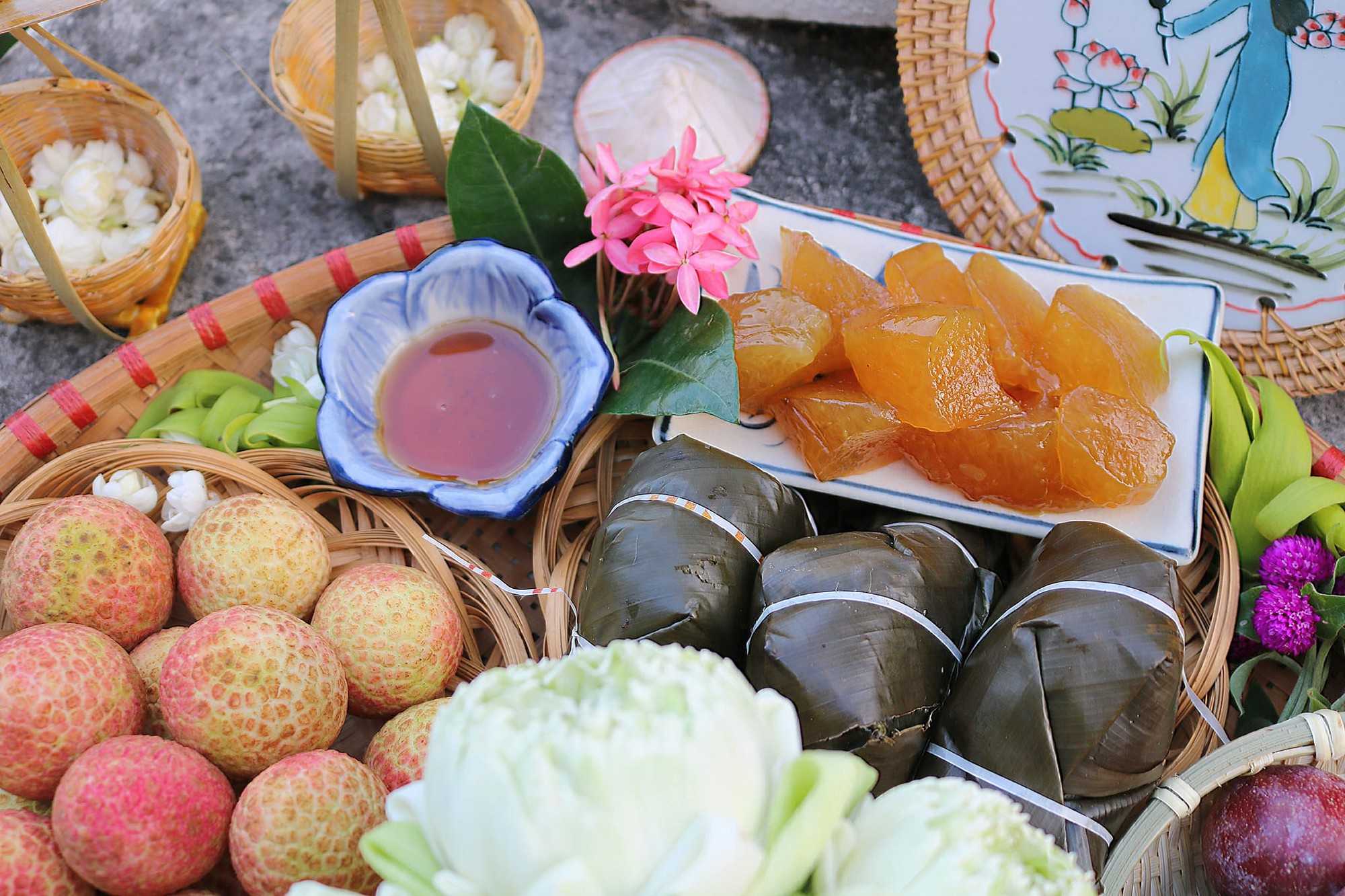 Plateau d'offrandes avec litchis et riz gluant fermenté pour Tết Đoan Ngọ
