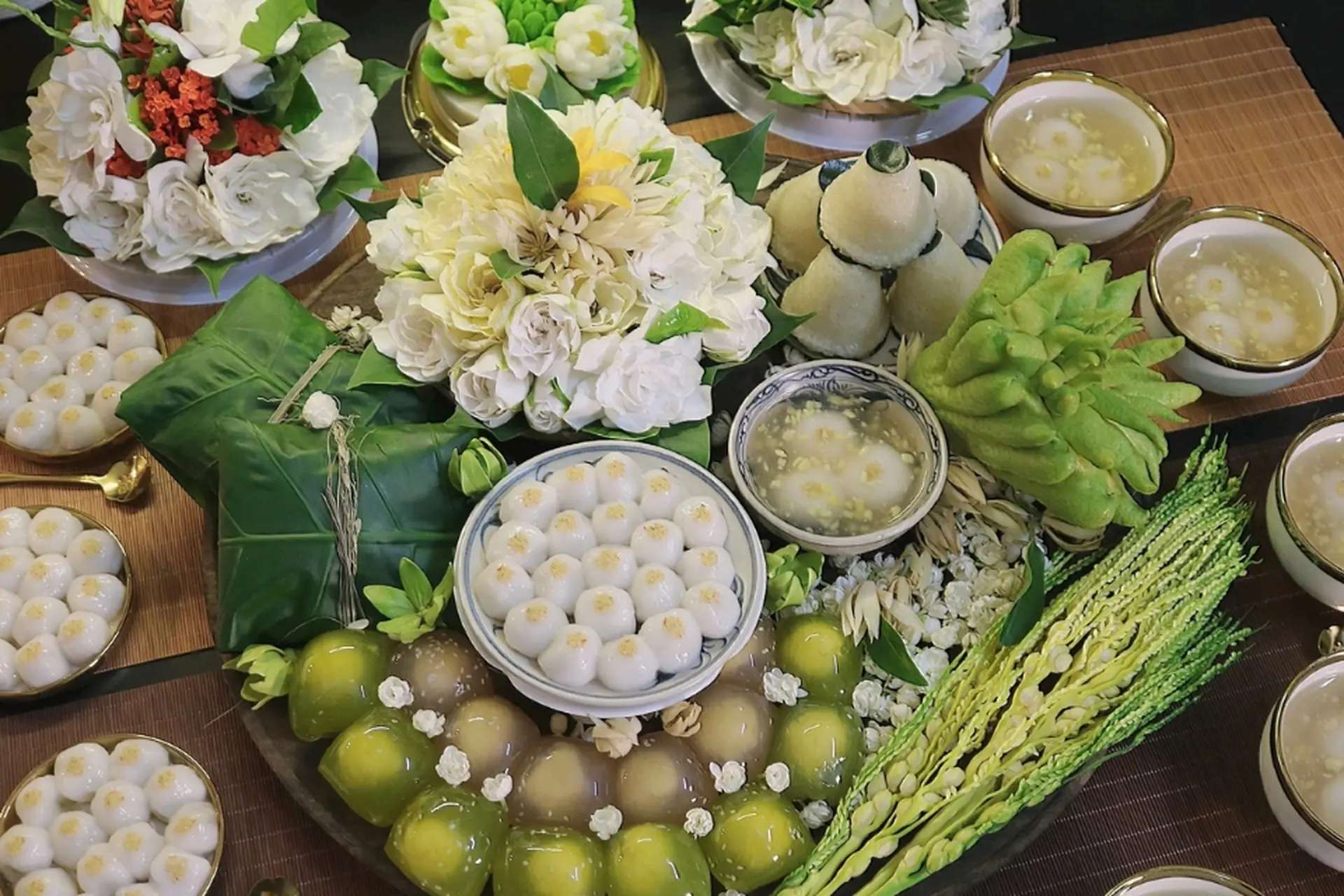 Plateau de bánh trôi et bánh chay pour la fête Tết Hàn Thực