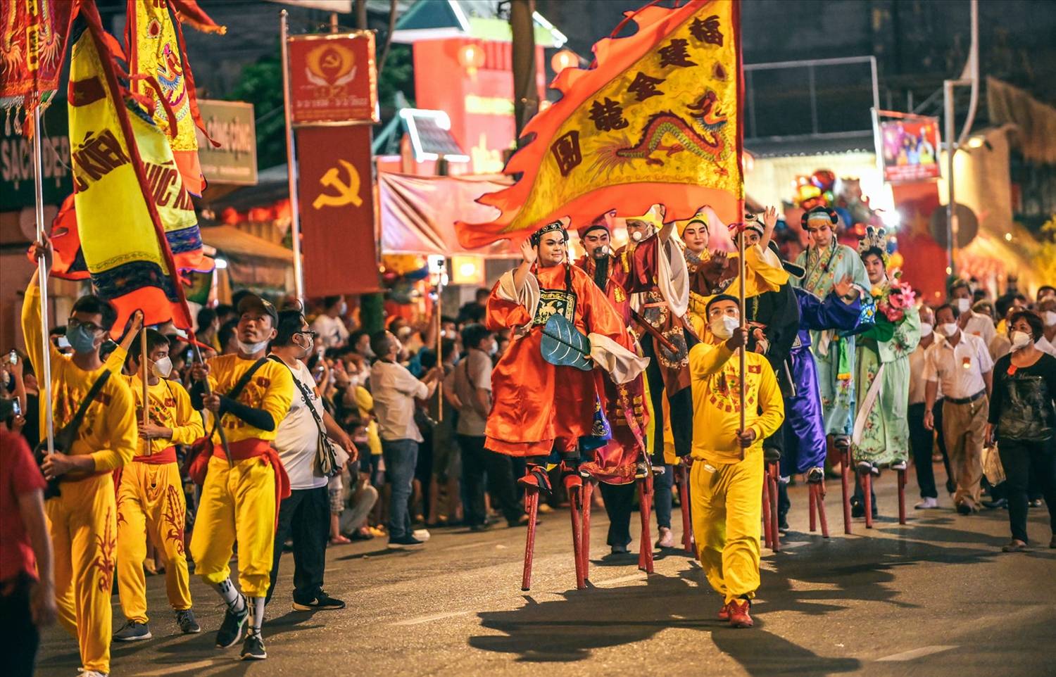 Défilé costumé lors de Tết Nguyên Tiêu, la fête des lanternes, dans le quartier chinois de Saïgon